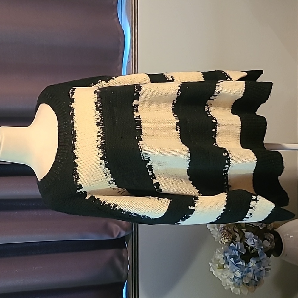 Studio Untold NWT Black & White Sweater - Size 28/30
